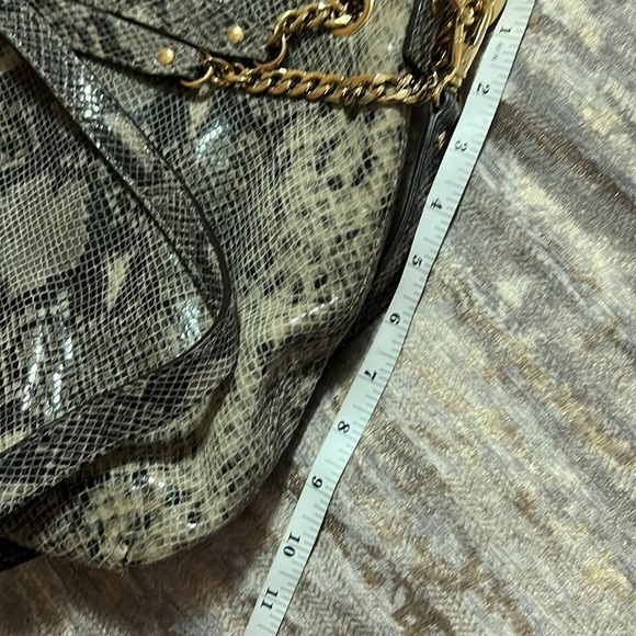 Micheal kors bag cross and shoulder bag - Picture 8 of 14